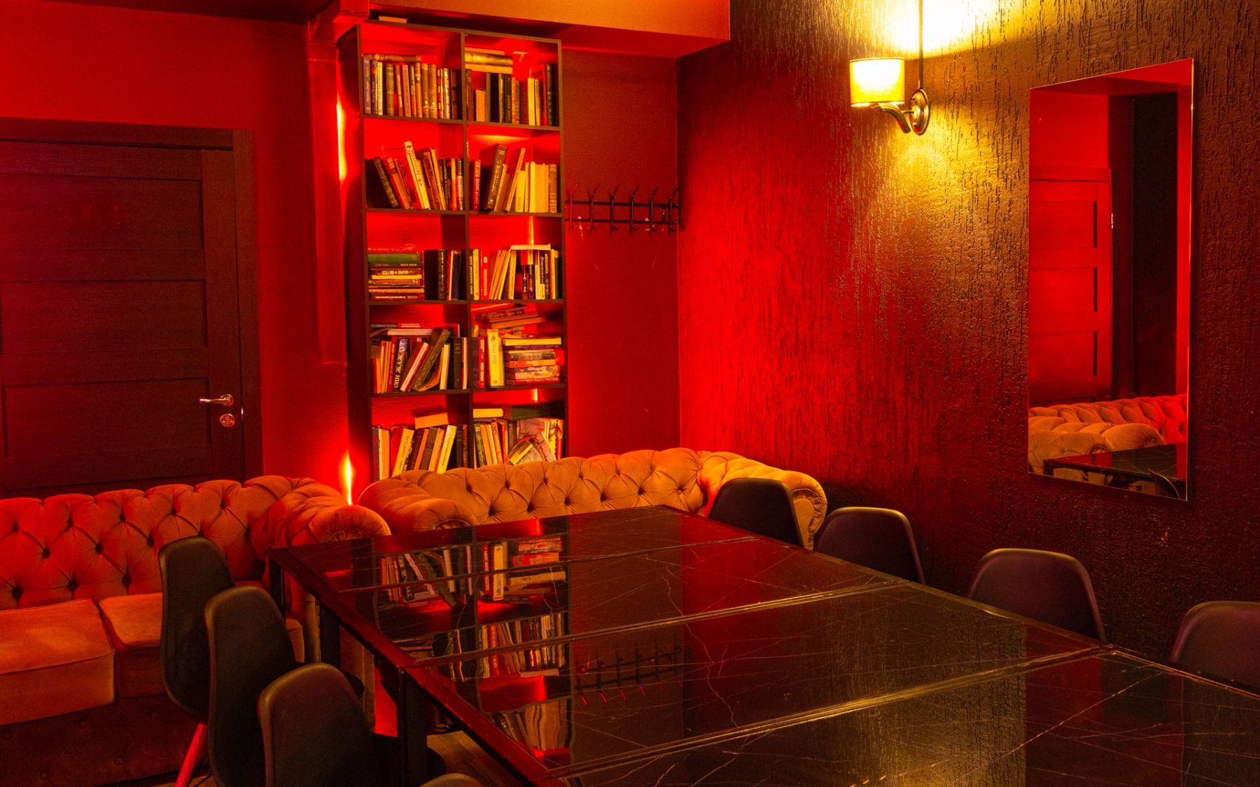 Лофт Союз - интерьер с неоновым освещением