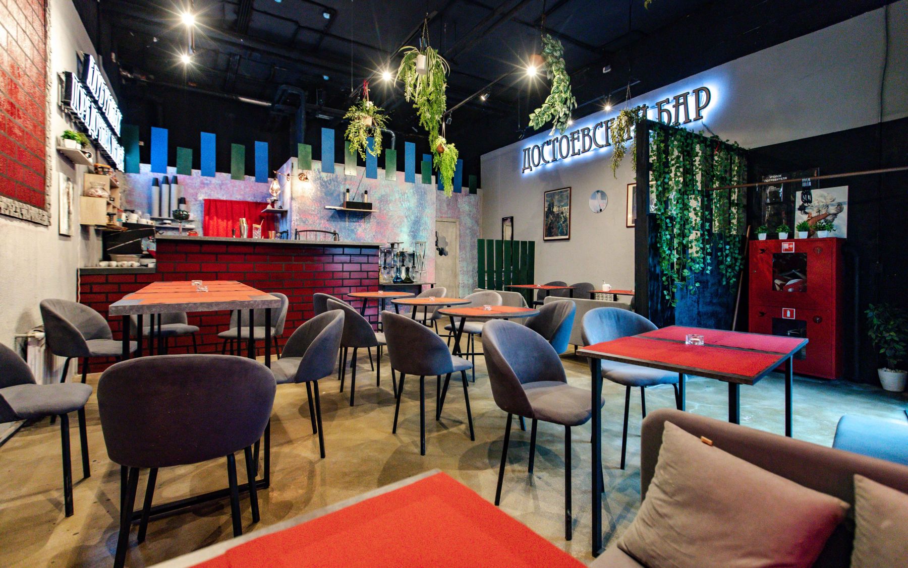 Кафе-бар Достоевский в лофтовом стиле на Нагатинской набережной - интерьер
