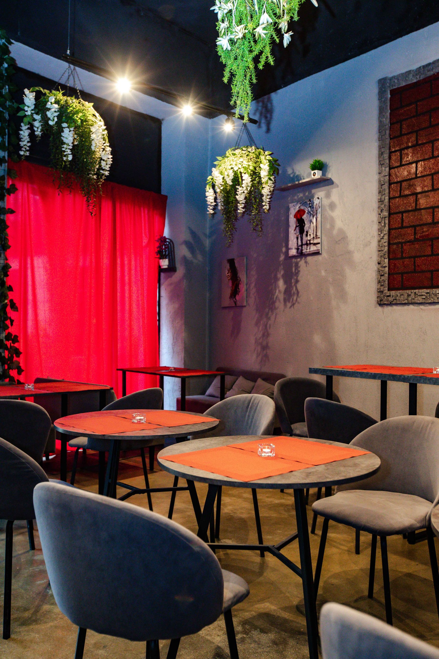 Кафе-бар Достоевский - столы для мероприятий