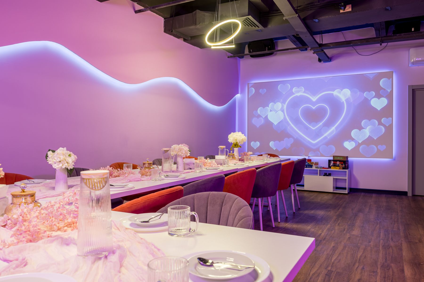 Зал Пёрпл с дизайнерской мебелью