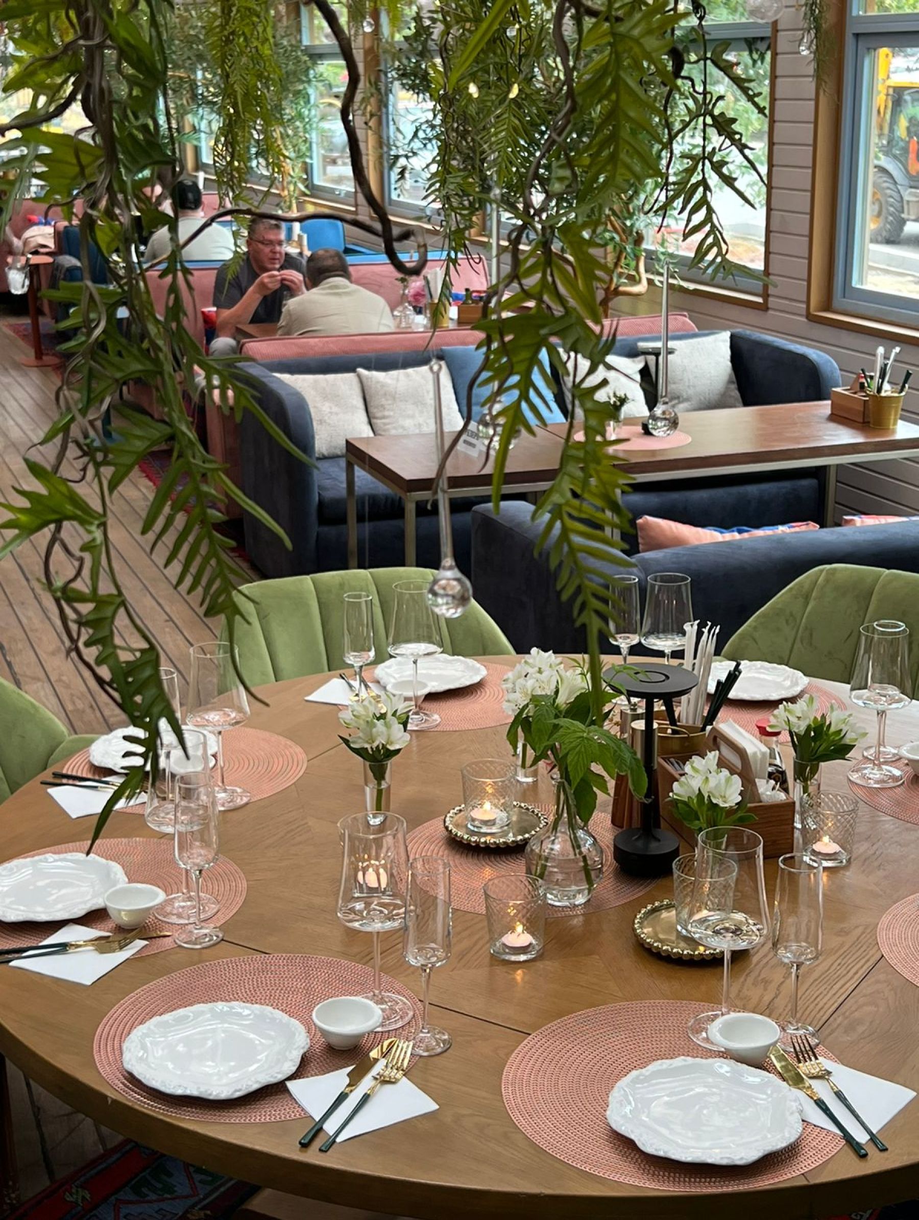 Сцена для мероприятий в Blush Lounge