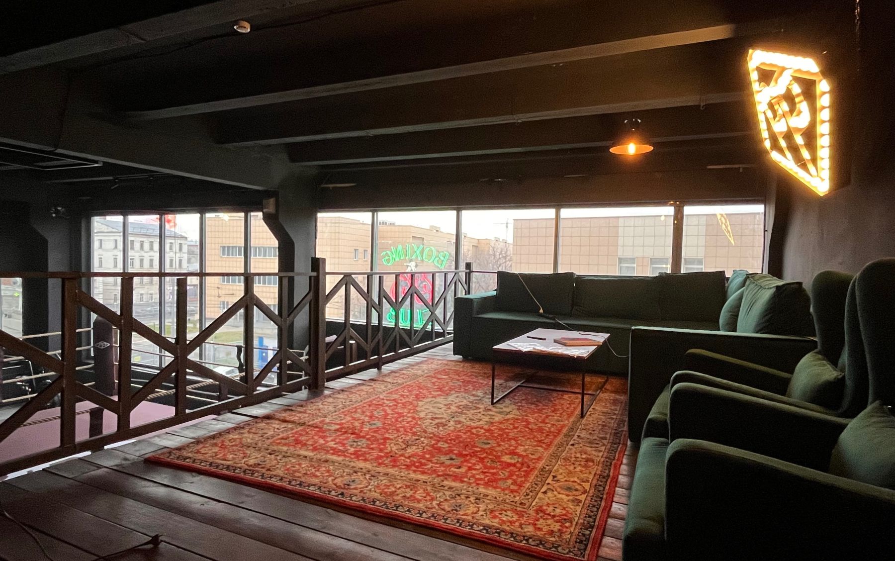 Лофт с боксерским рингом - интерьер