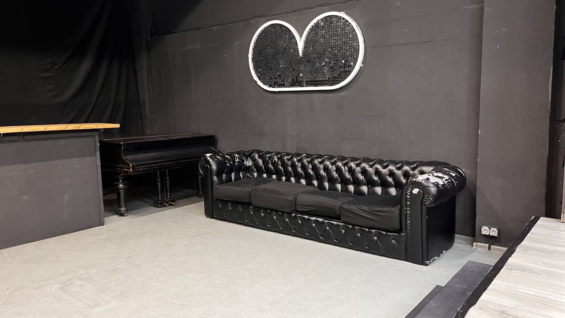 Сцена с оборудованием в лофте на Бауманской