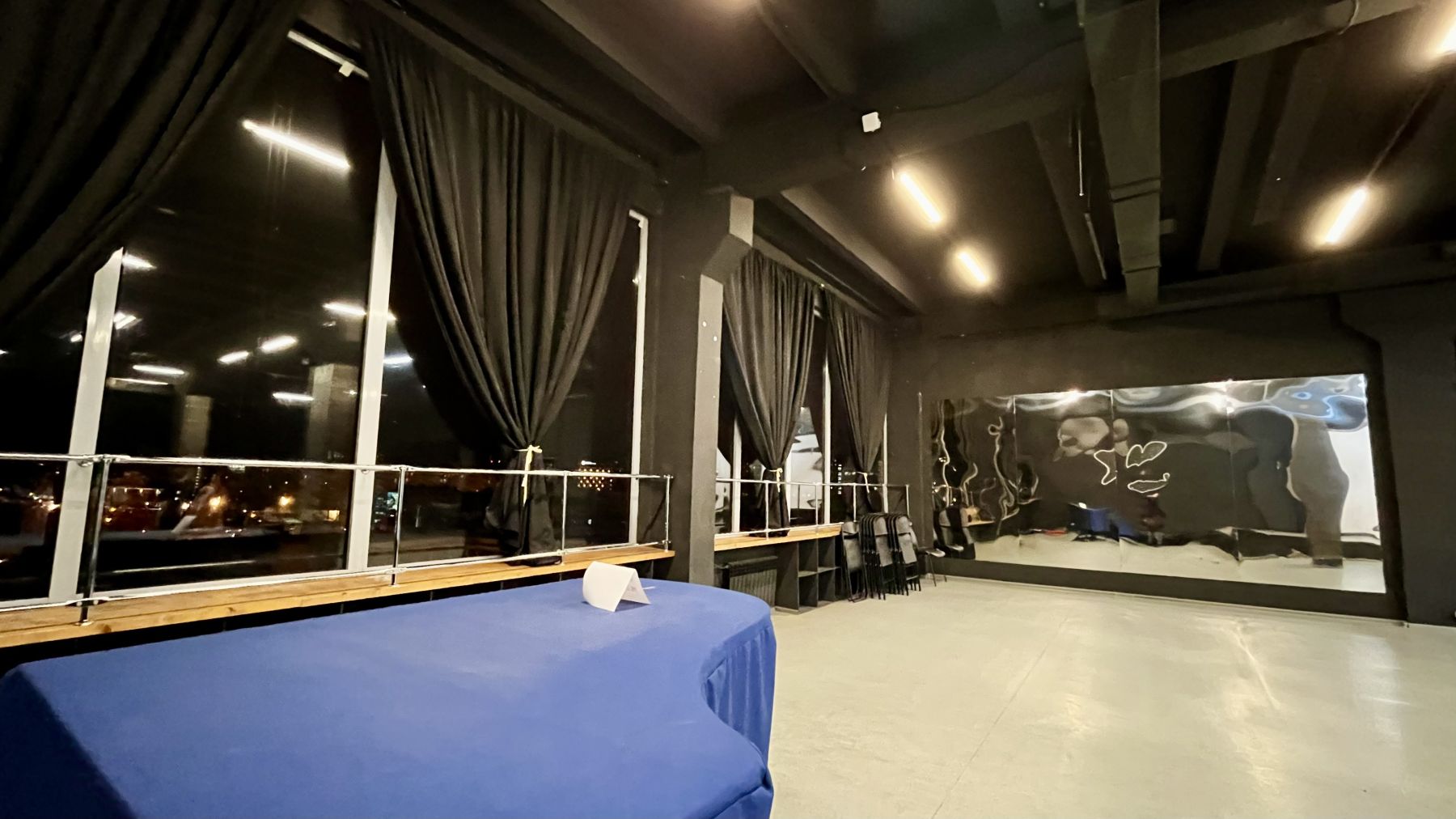 Просторная зона для мероприятий в лофте