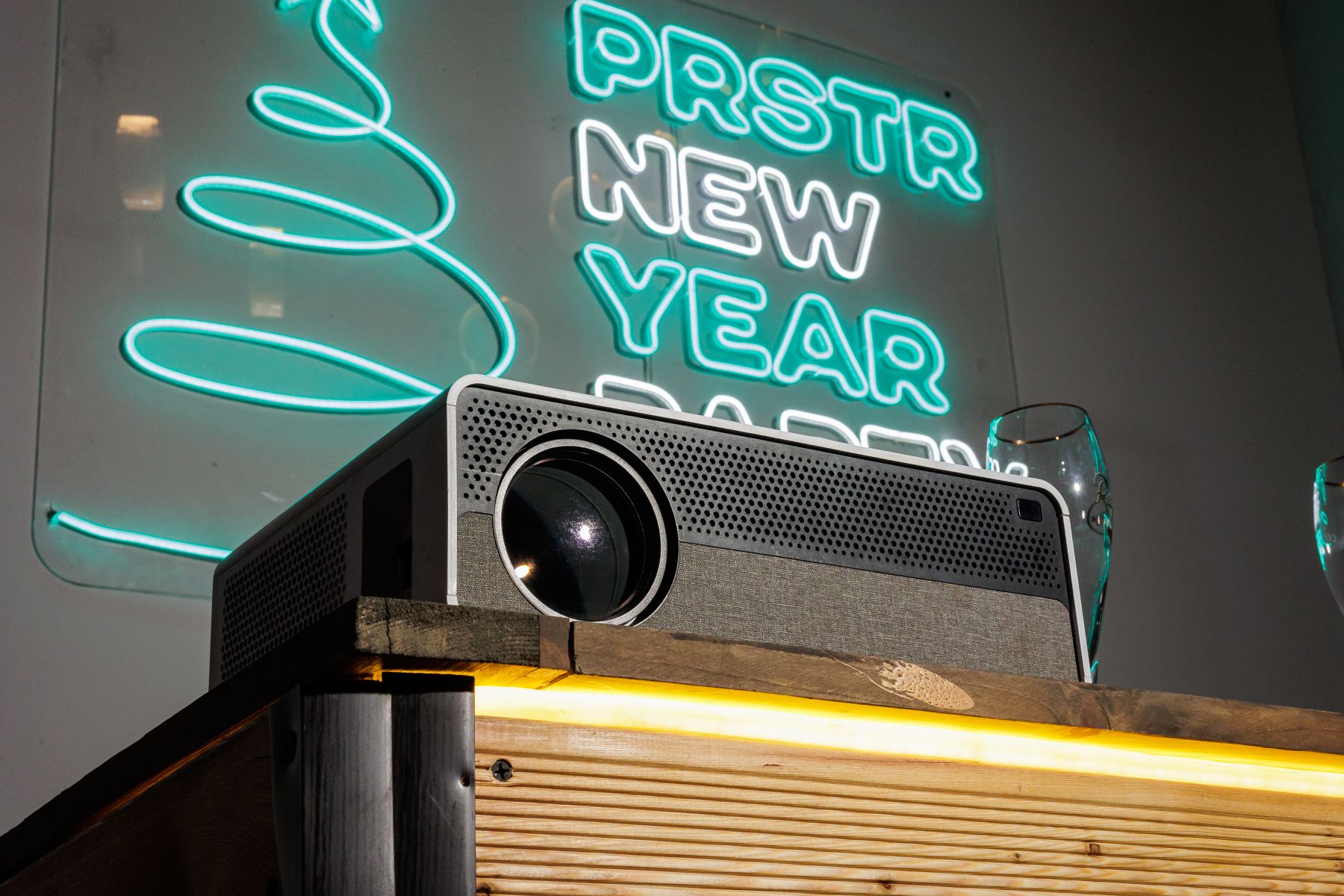 Зеркальная стена в площадке Сорель