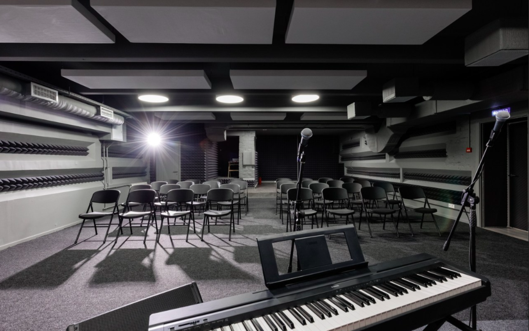 Интерьер студии Сила Музыки с пианино