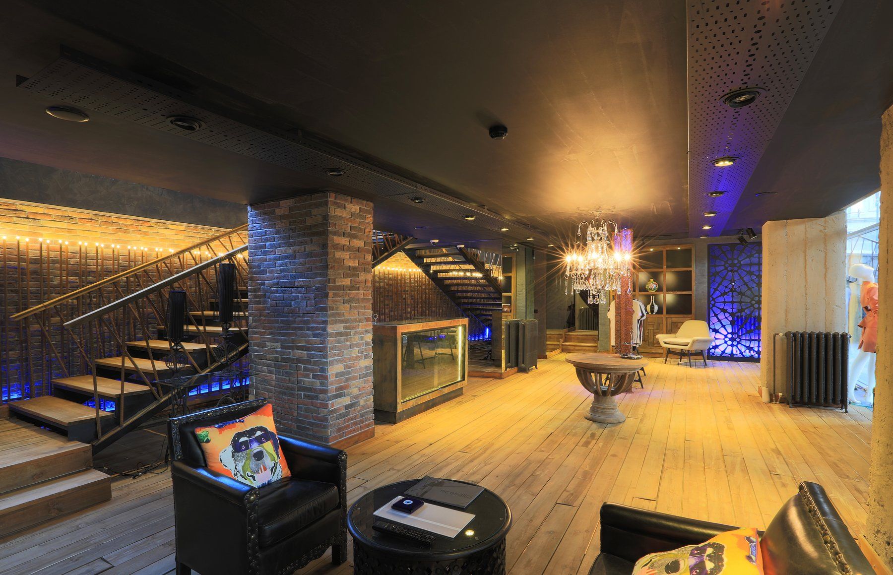 Внутренний интерьер лофта с неоновой подсветкой