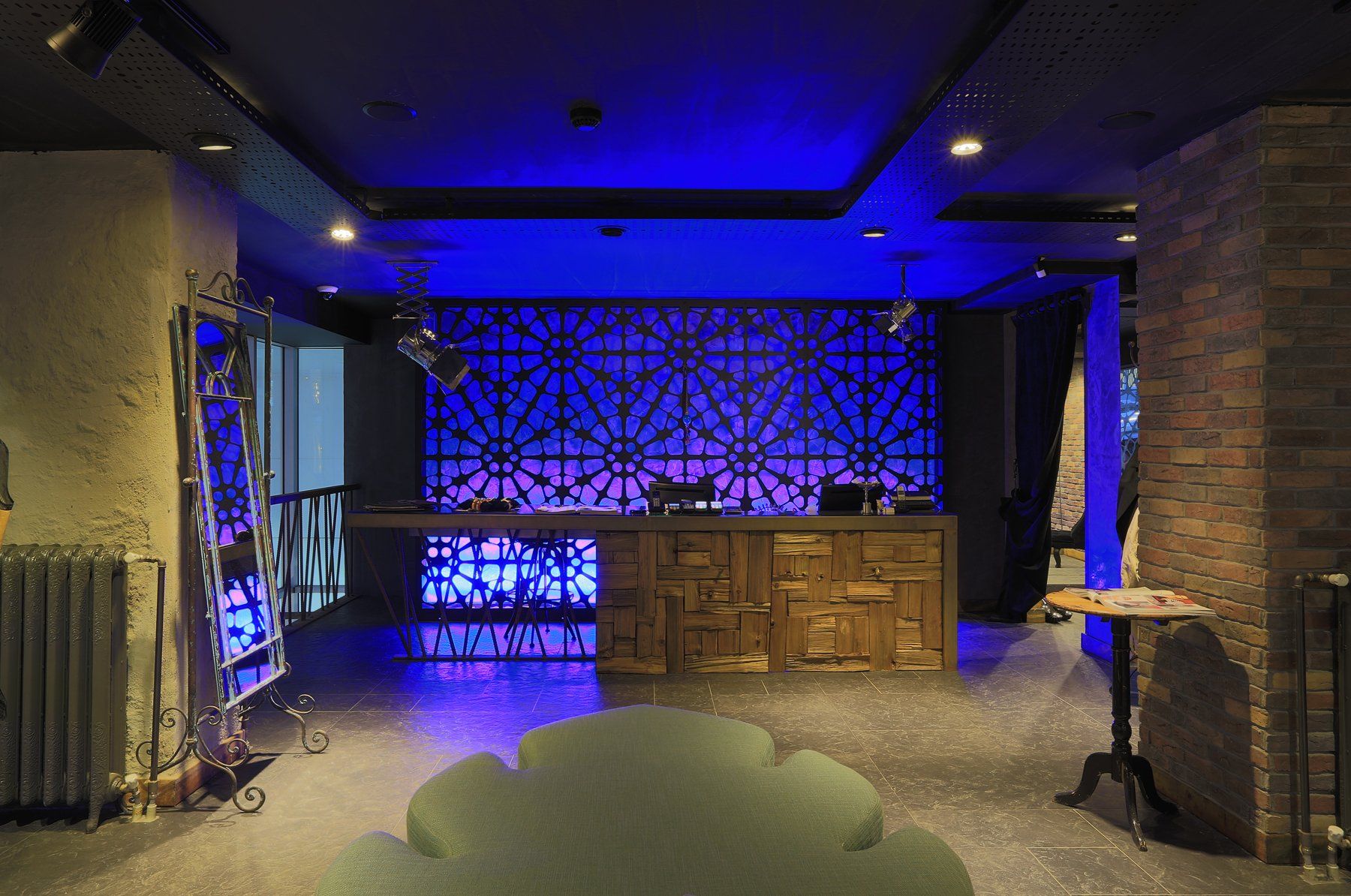 Зона для отдыха в лофте с мебелью