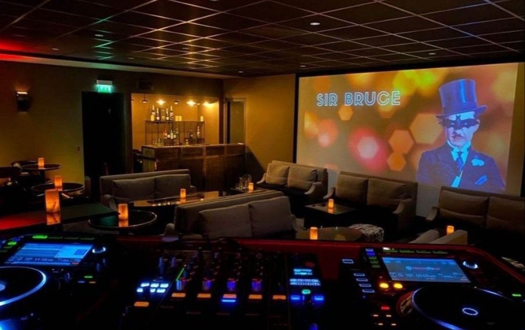 Лофт Sir Bruce - интерьер с неоновой подсветкой
