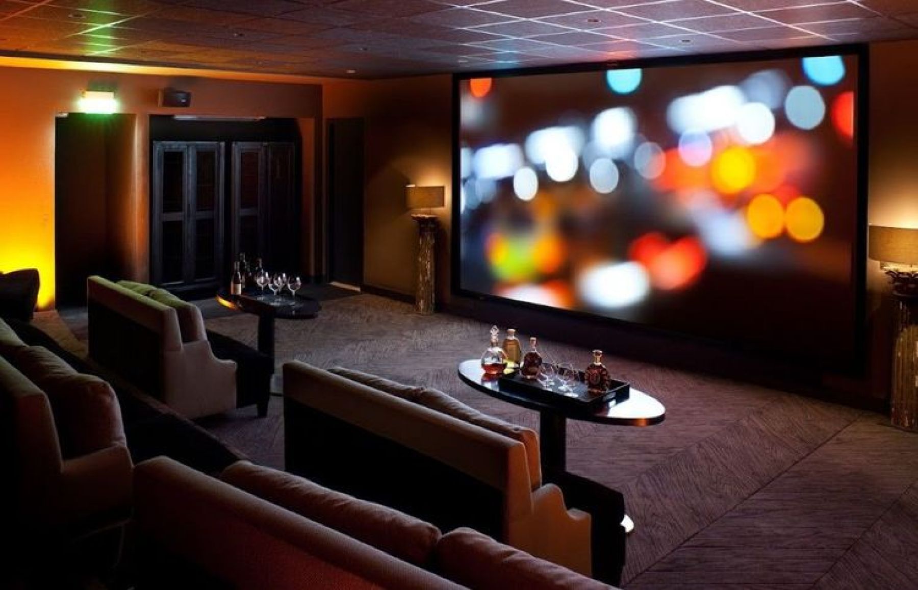 Сцена для мероприятий в лофте Sir Bruce