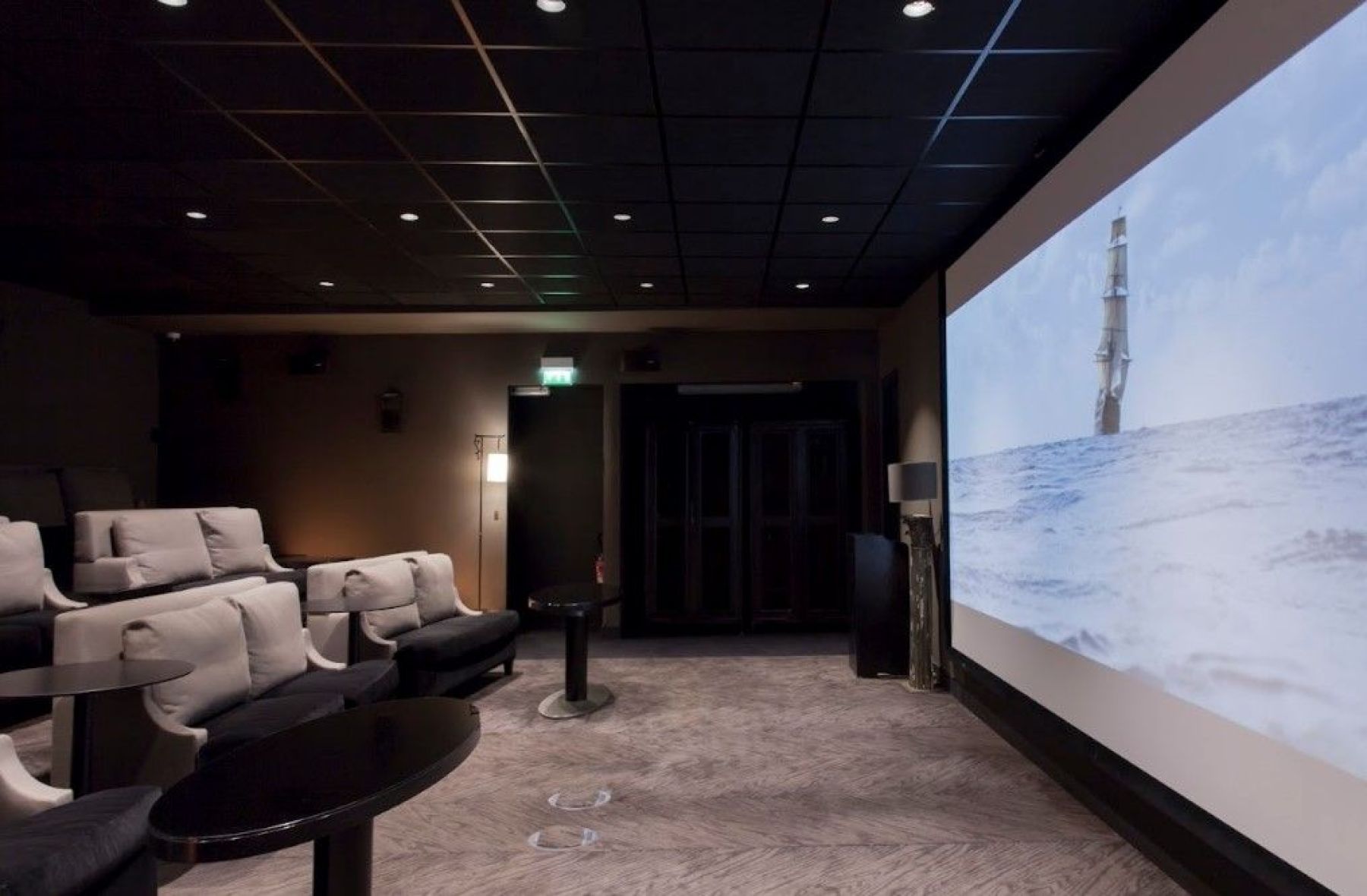 Танцпол в лофте Sir Bruce