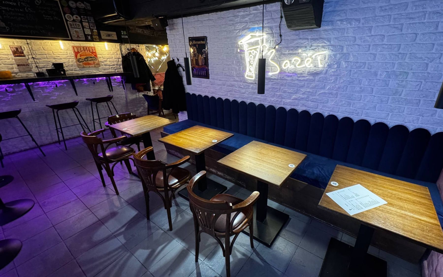 Интерьер бара "Зачёт" с белым кирпичом