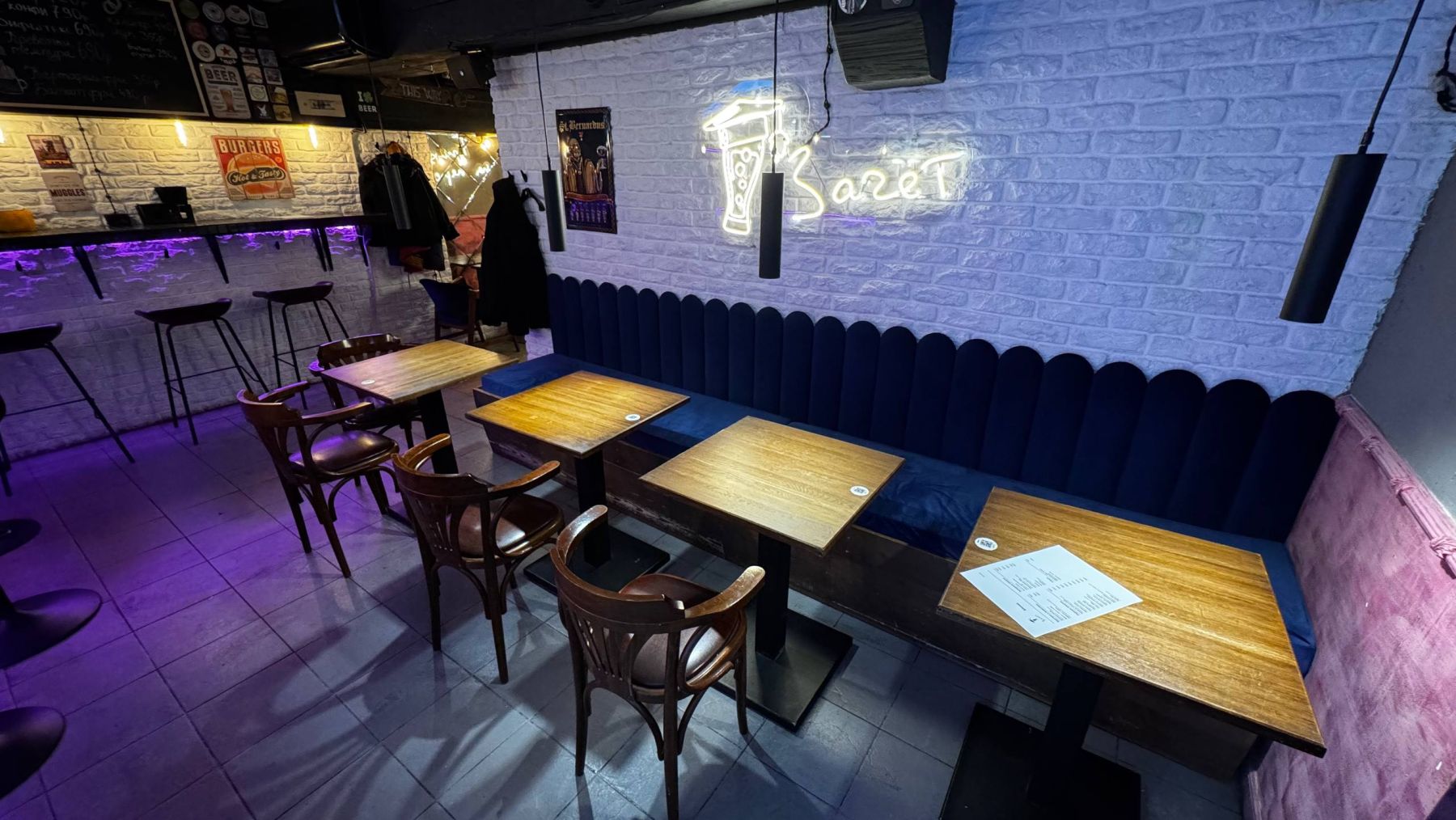 Стол для общения в баре "Зачёт"