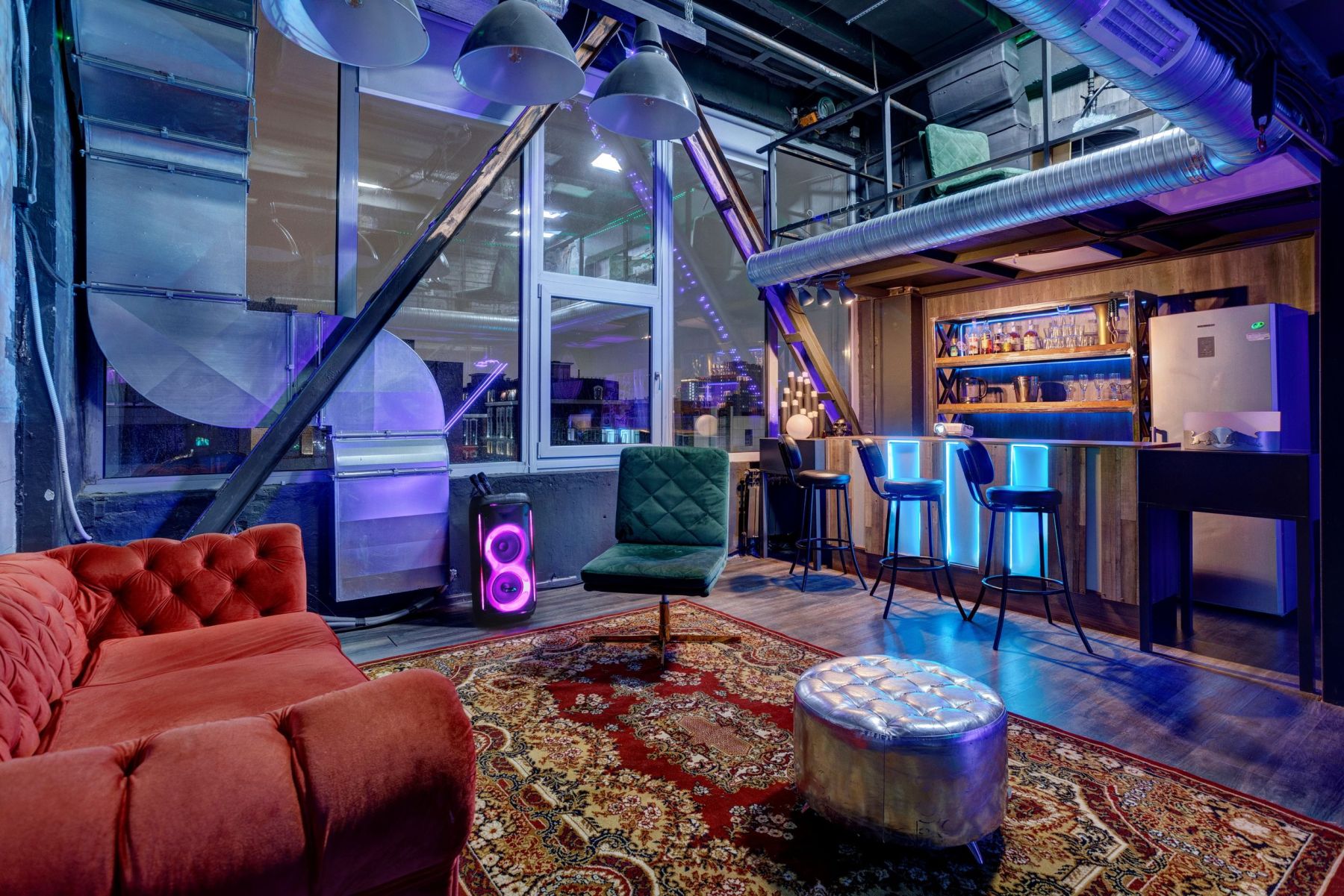 Интерьер лофта с темными кирпичными стенами