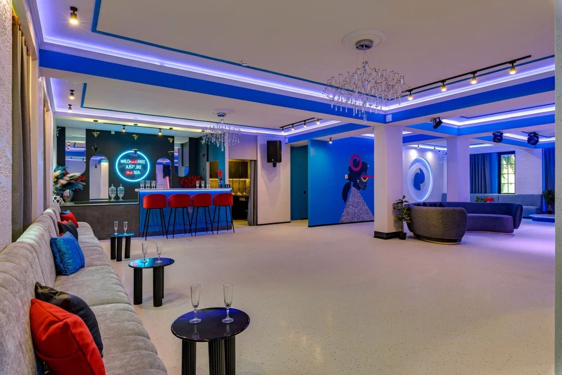 Комфортные диваны в лофте Мави