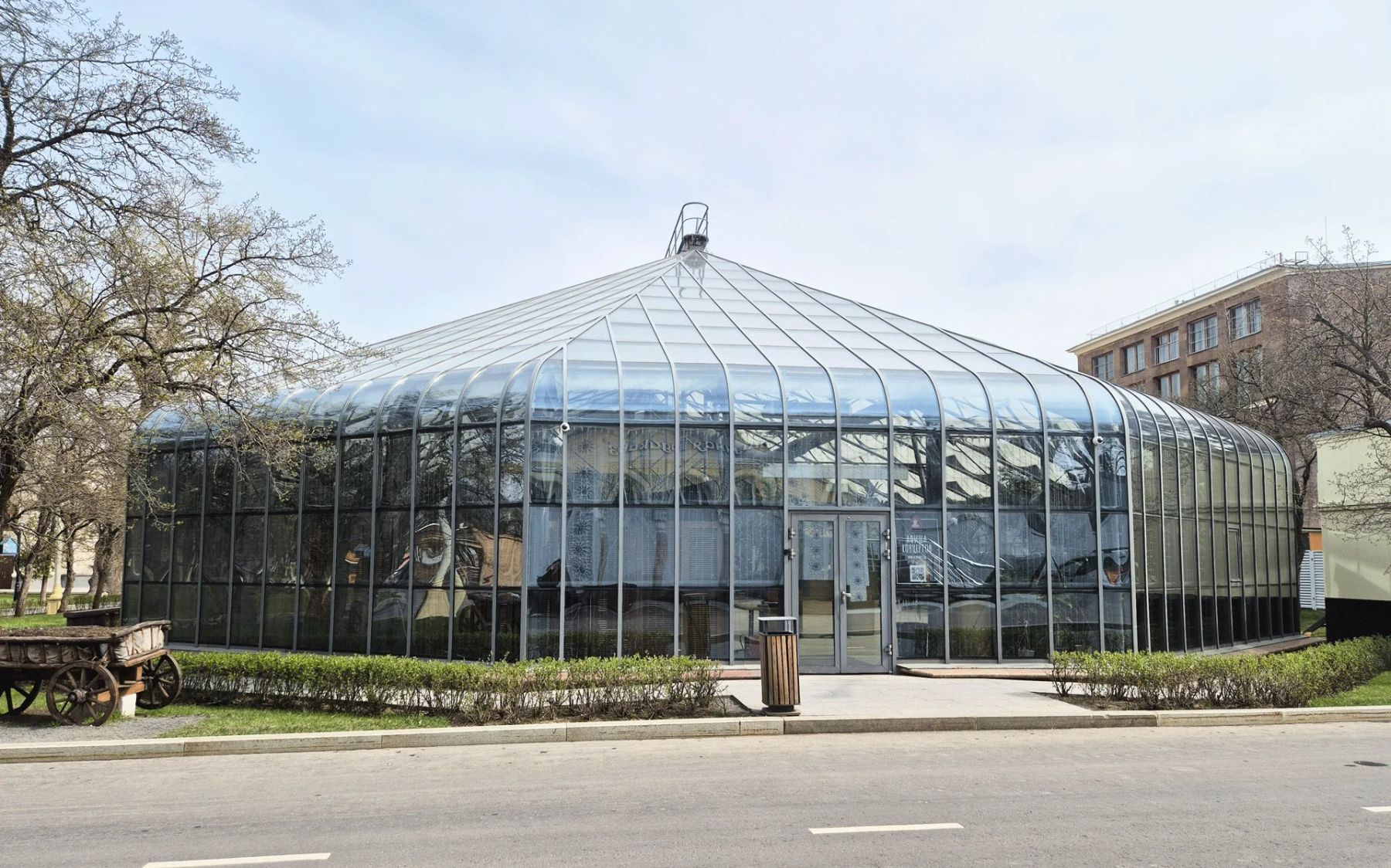 Оранжерея на ВДНХ - интерьер с живыми растениями