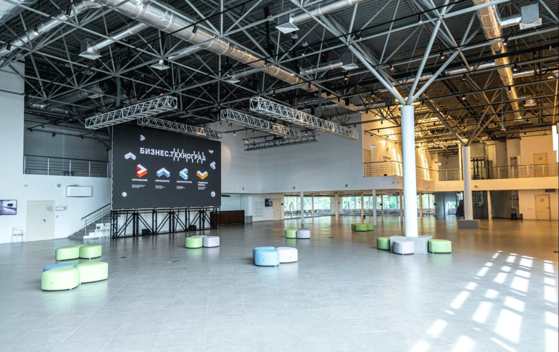 Интерьер медиаплощадки Бизнес Техноград на ВДНХ