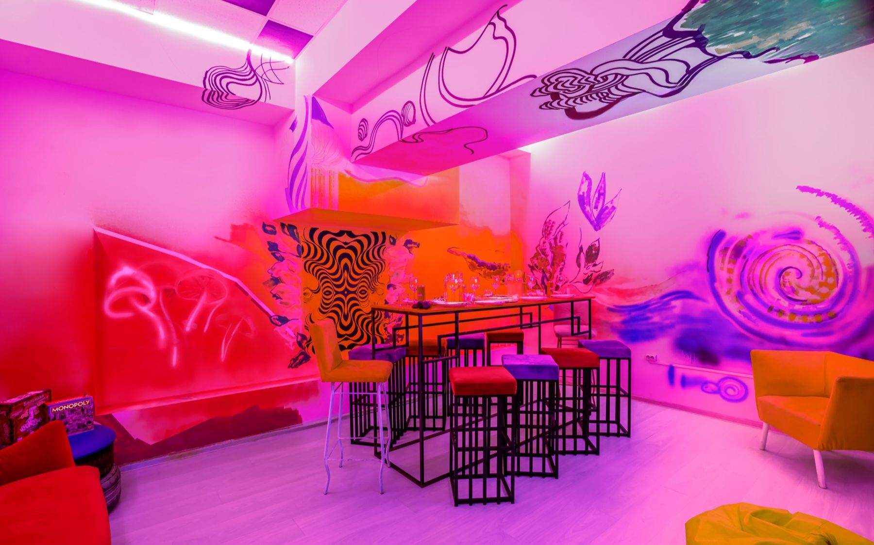 Уютный лофт на Бакунинской с неоновой подсветкой