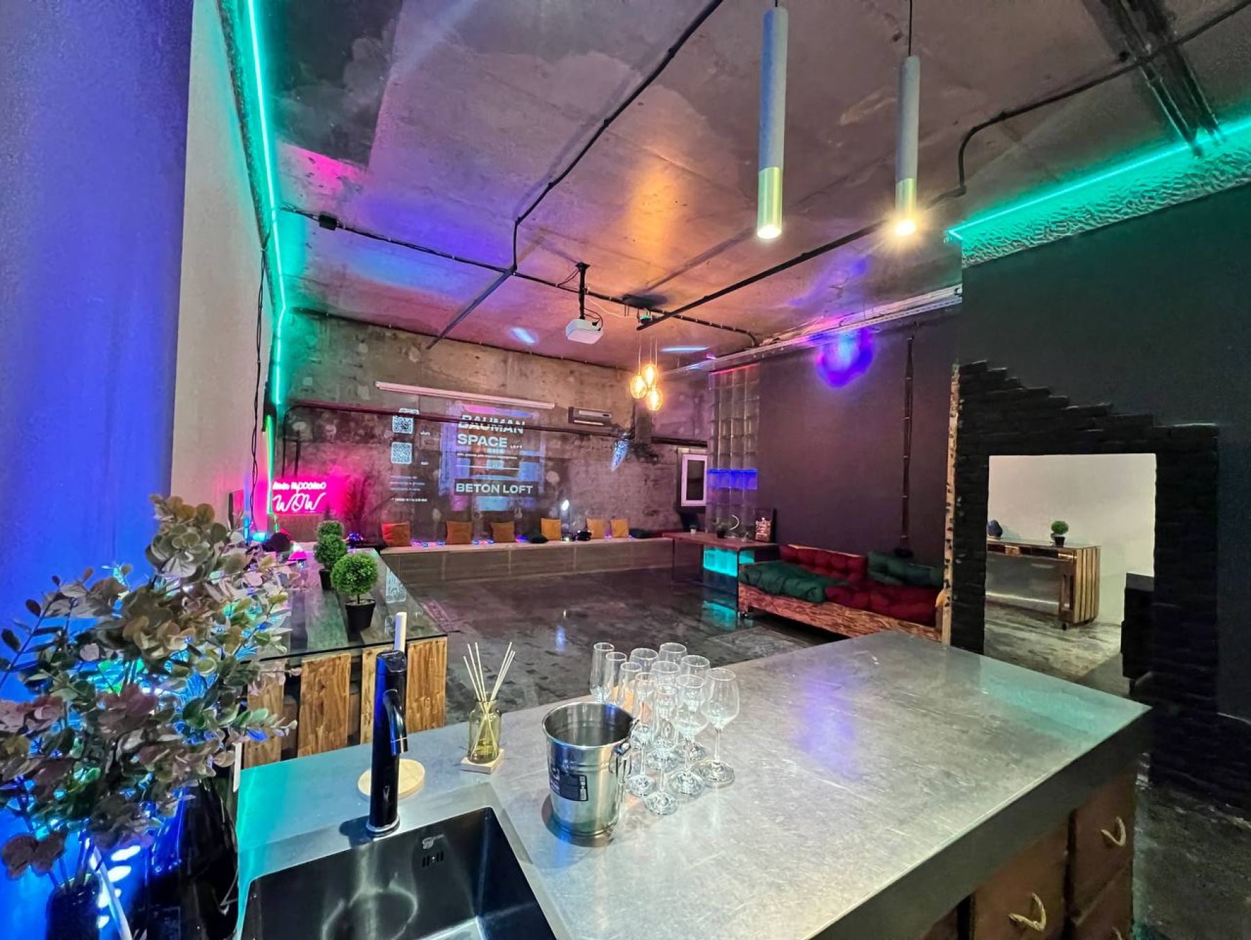 Барная стойка в лофте BETON