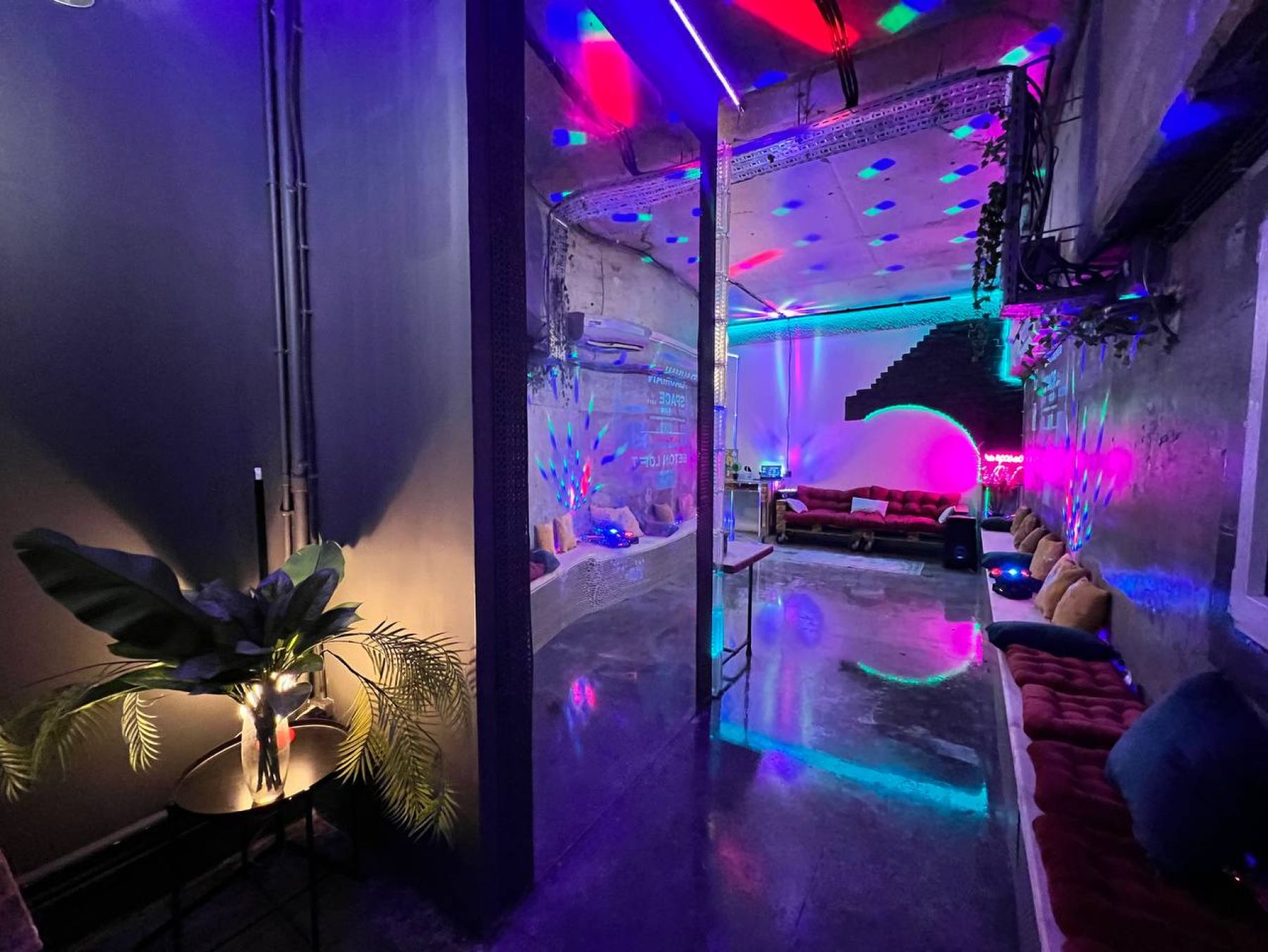 Атмосфера вечеринки в лофте BETON