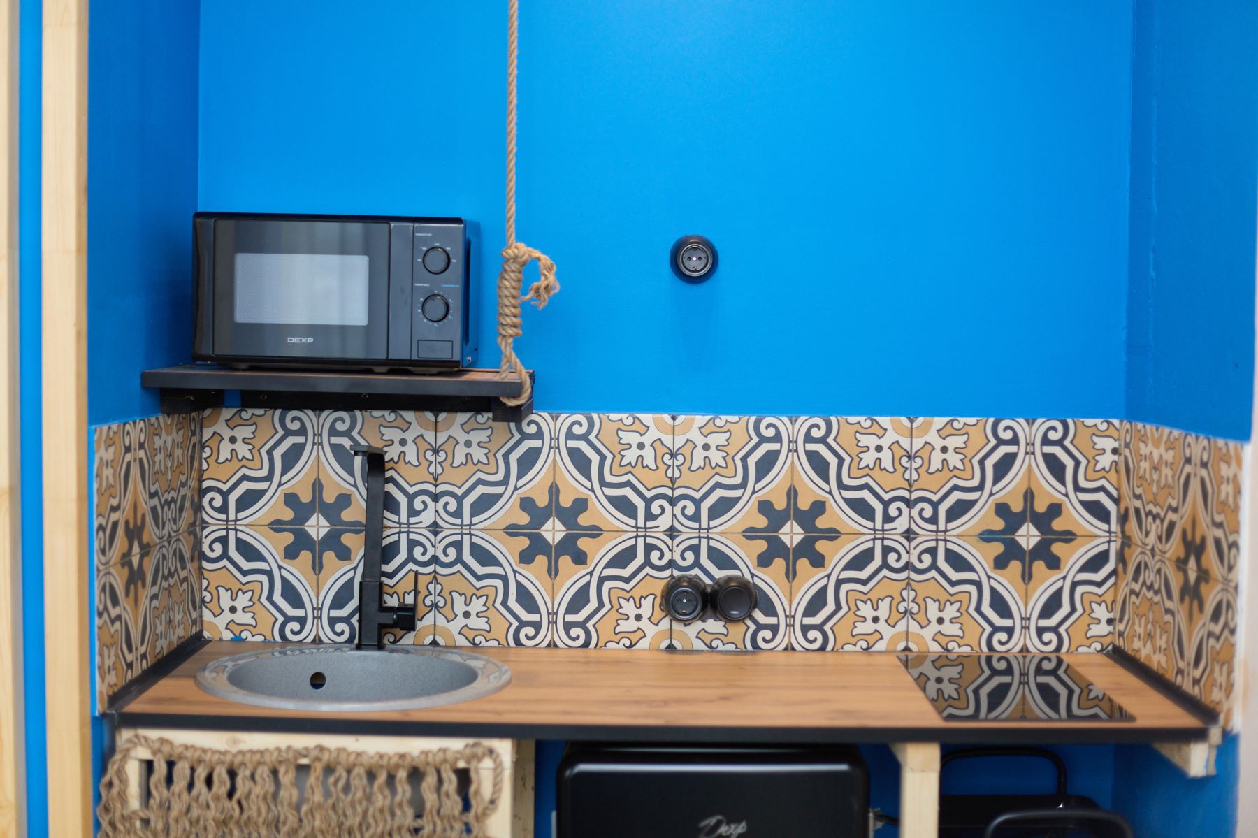 Уютная зона для отдыха в тропическом лофте