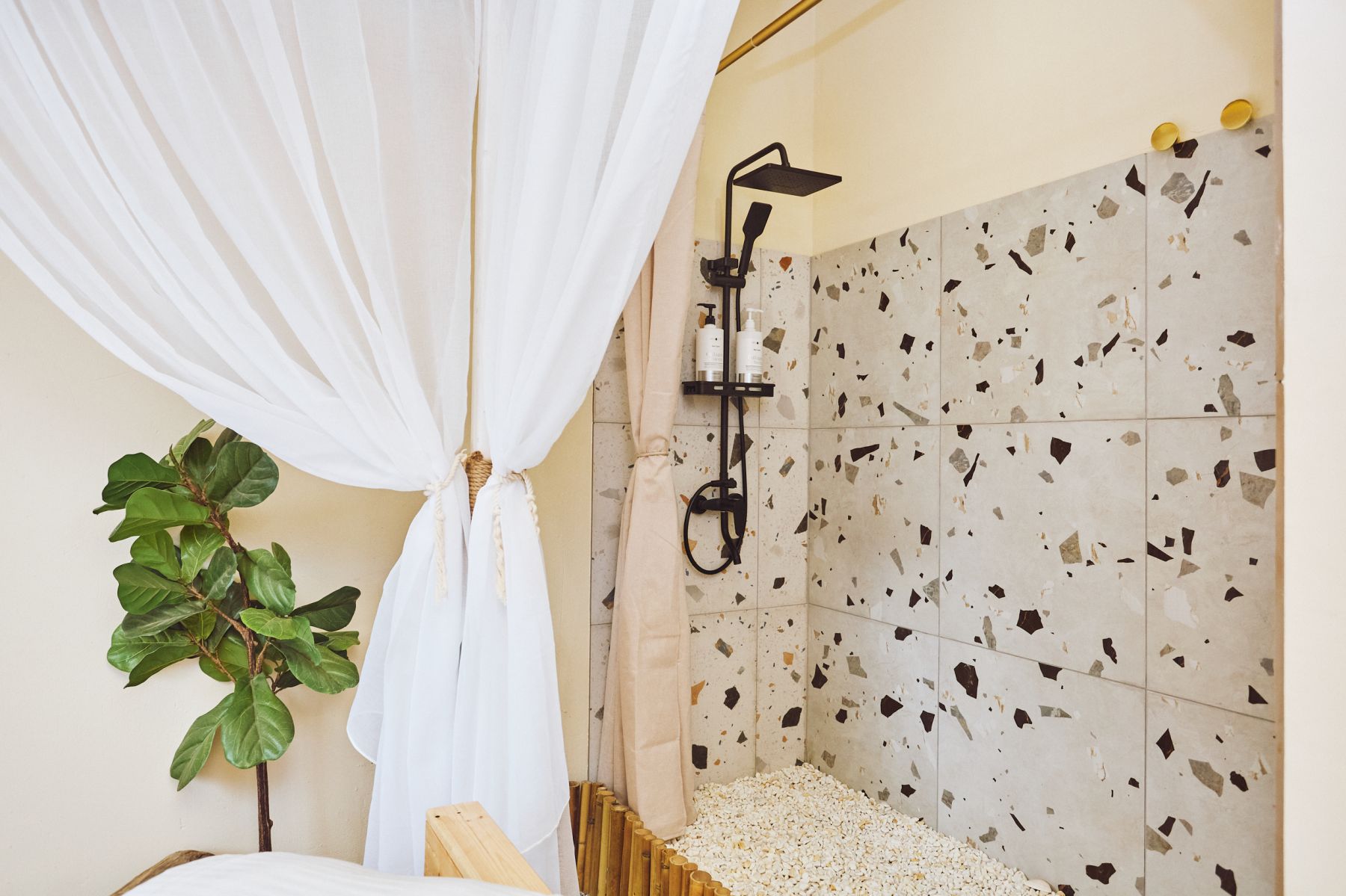 Комфортный диван в тропическом лофте Лавиани