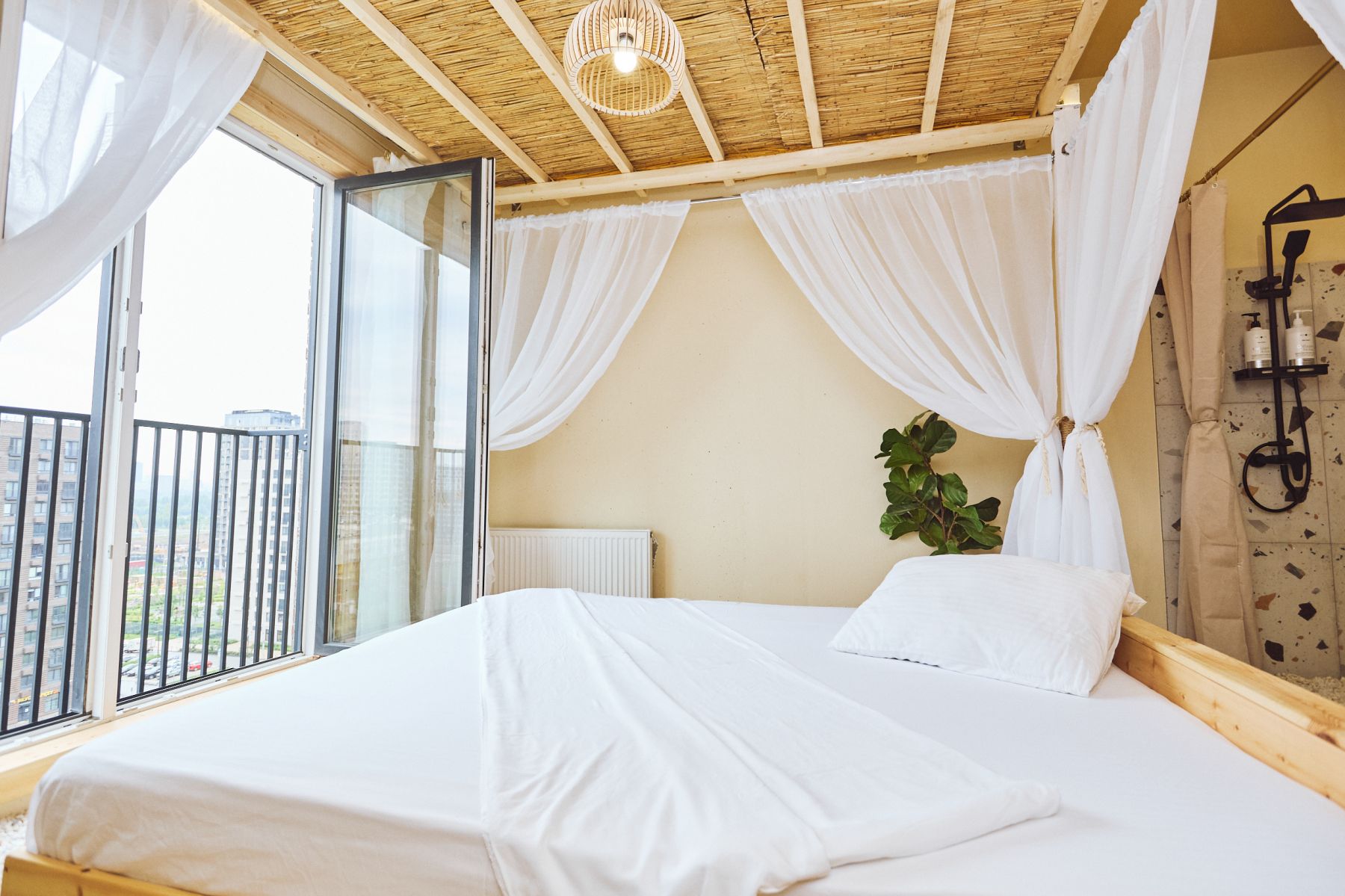 Панорамные окна с видом на Москву в Лавиани