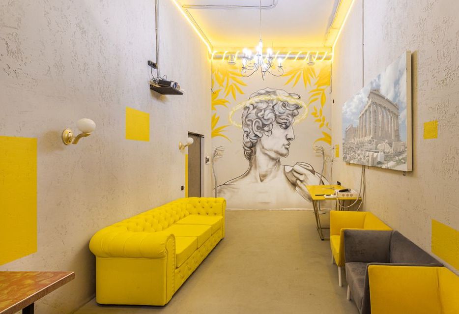 Зал в барочном стиле с живыми растениями