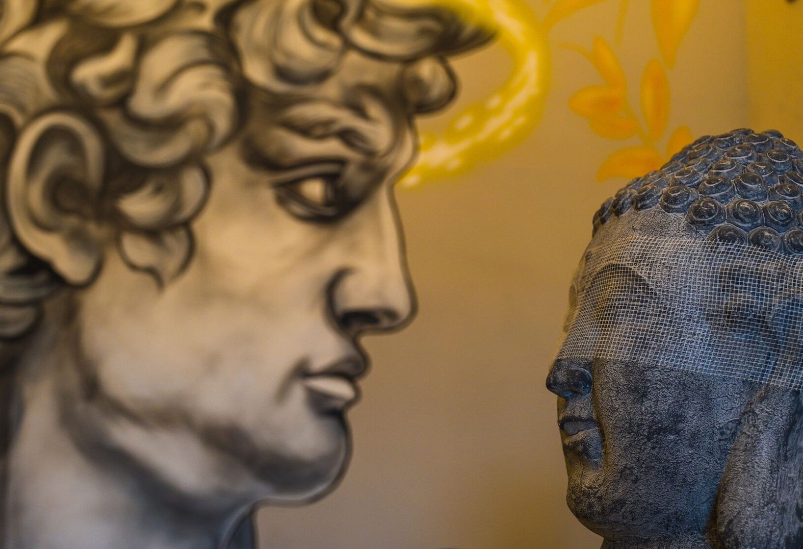 Проектор и музыкальная система в зале