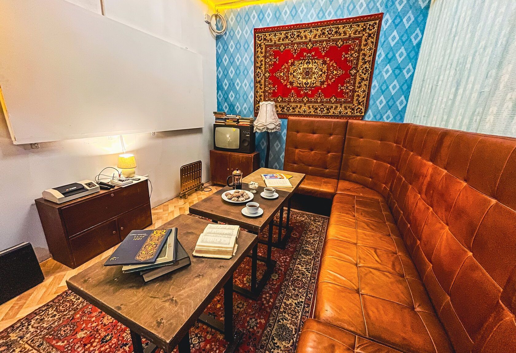 Дизайнерский лофт в стиле СССР с ретро мебелью