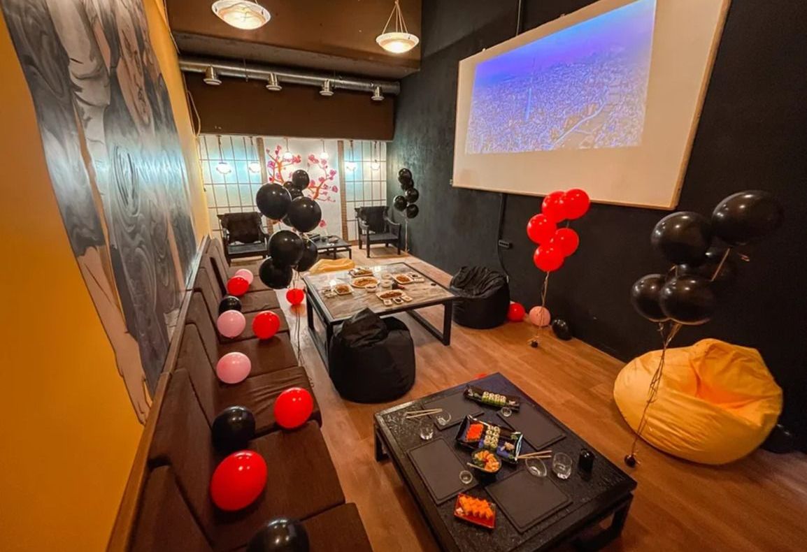 Интерьер японского лофта с мягкой мебелью