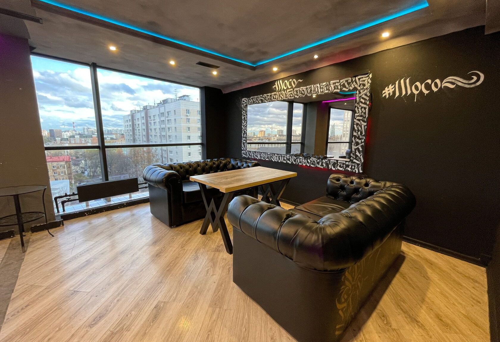 Веранда с лаунж-зонами в лофте