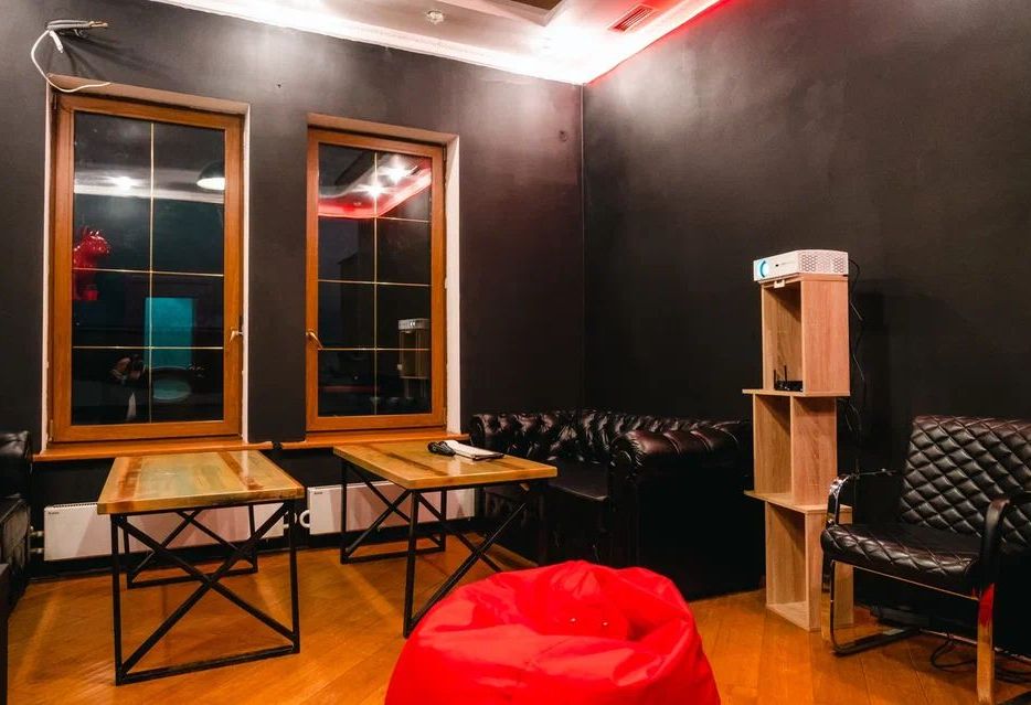 Уютная зона для отдыха в кинолофте