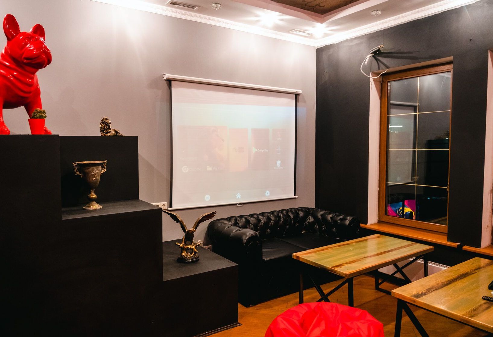 Оборудование кинолофта: проектор и музыкальная система