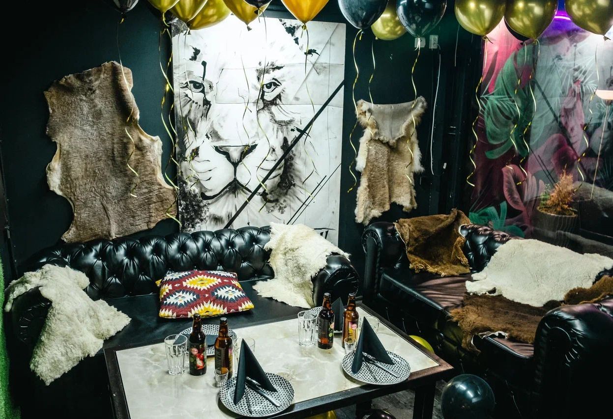 Интерьер кинолофта с проектором и музыкальной системой