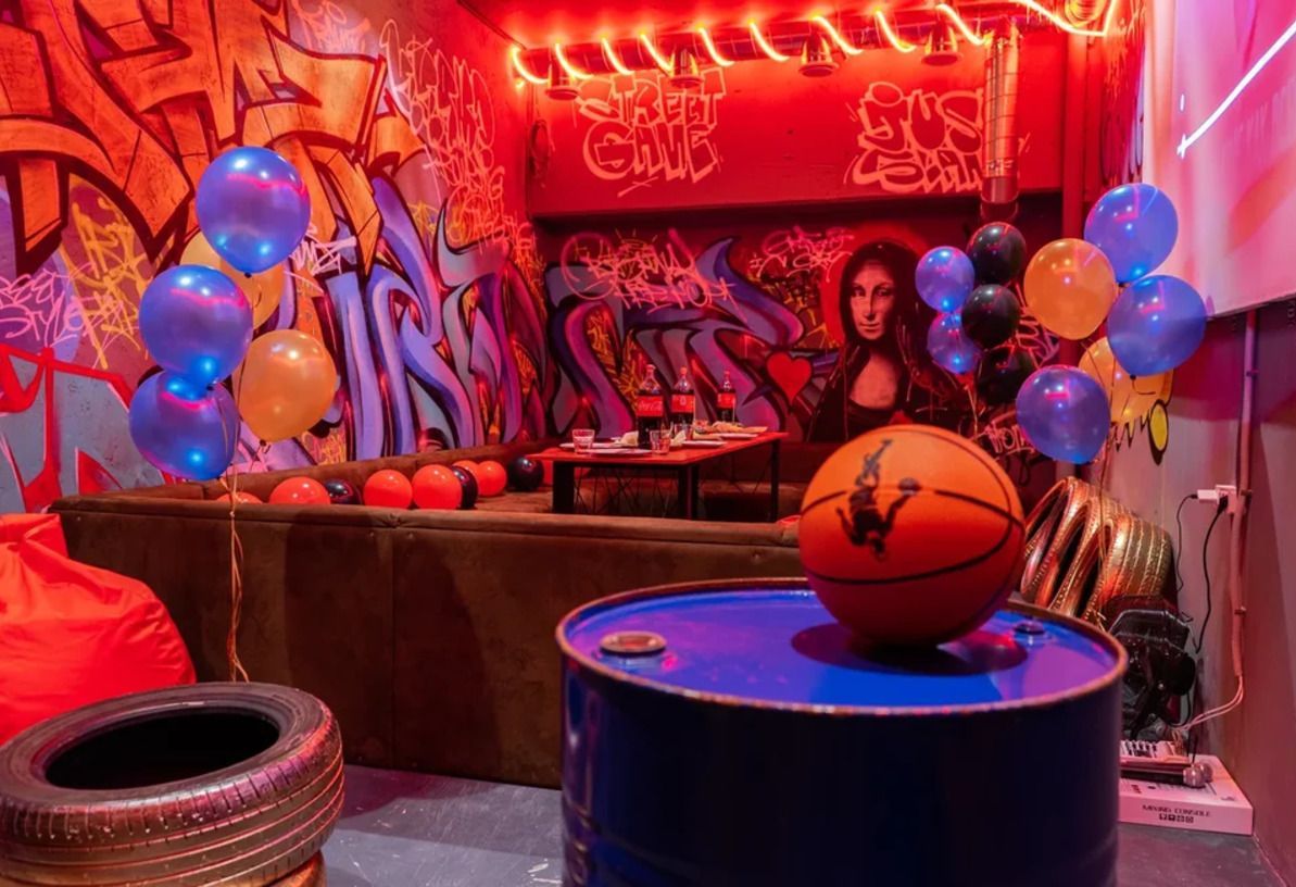 Проектор для уличного кино в лофте