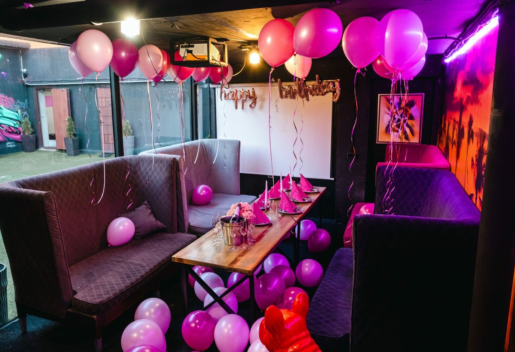 Комфортная мебель в лофте для вечеринок