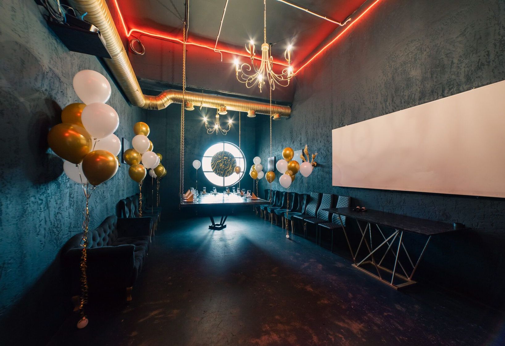 Интерьер лофта с золотыми статуями и картинами