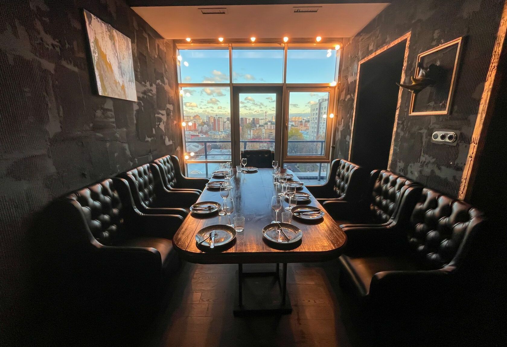 Комфортная мебель в лофте для мероприятий