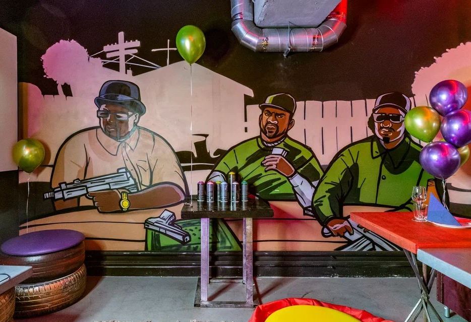 Лофт для вечеринок с неоновыми инсталляциями