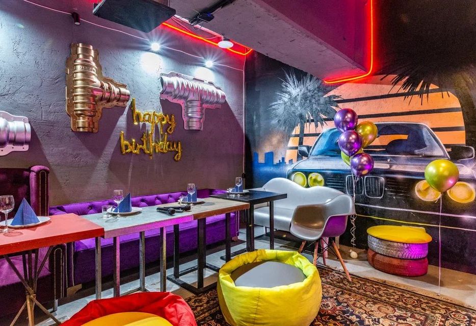 Комфортная мягкая мебель в лофте