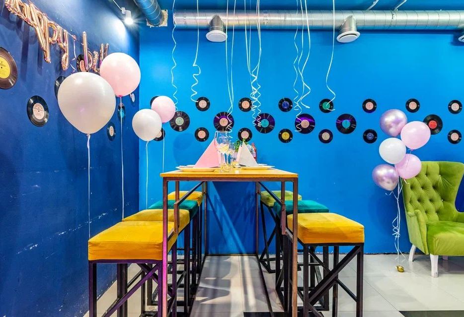 Комфортная мебель в лофте для вечеринок