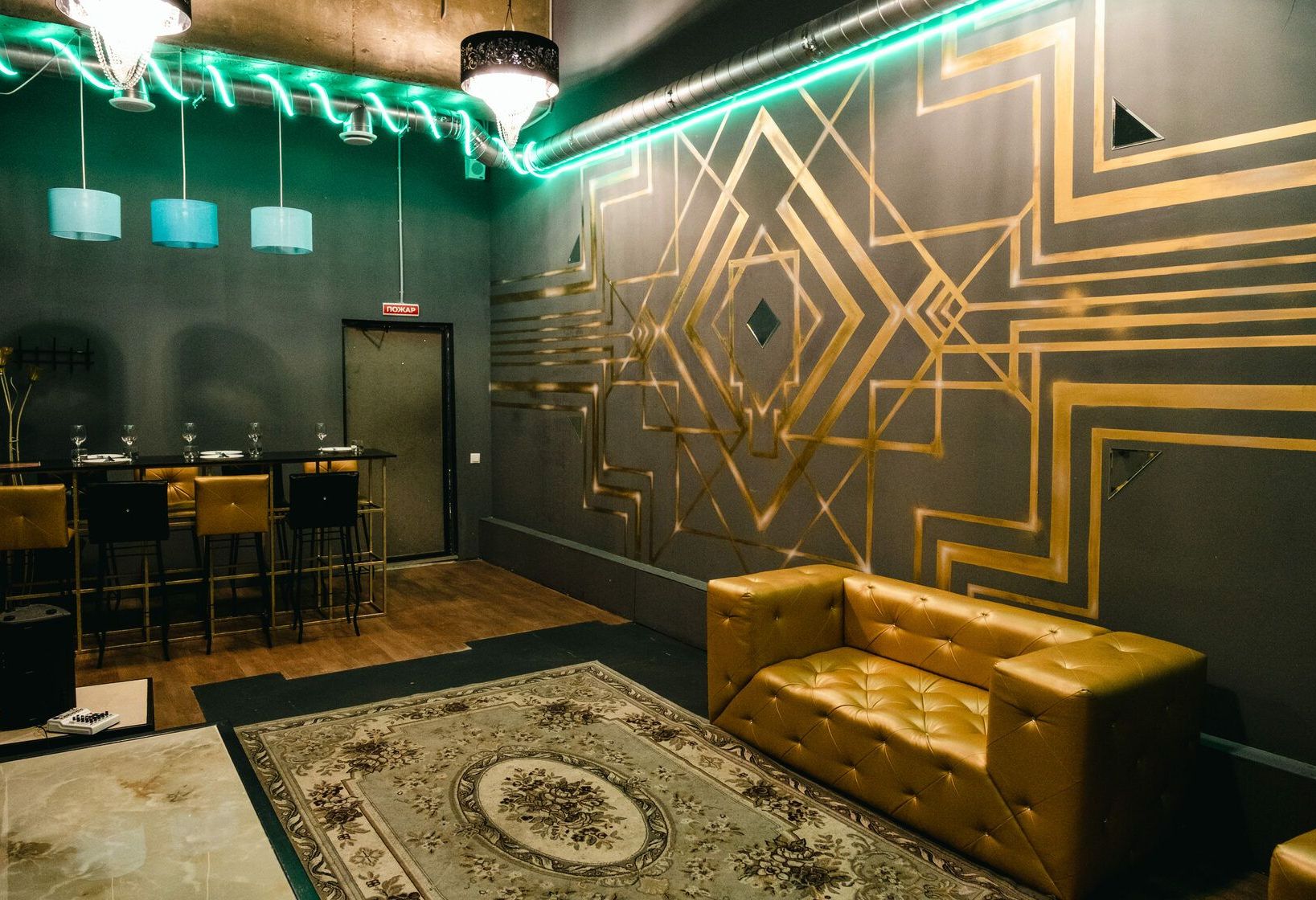 Комната лофта с уютной мебелью и караоке