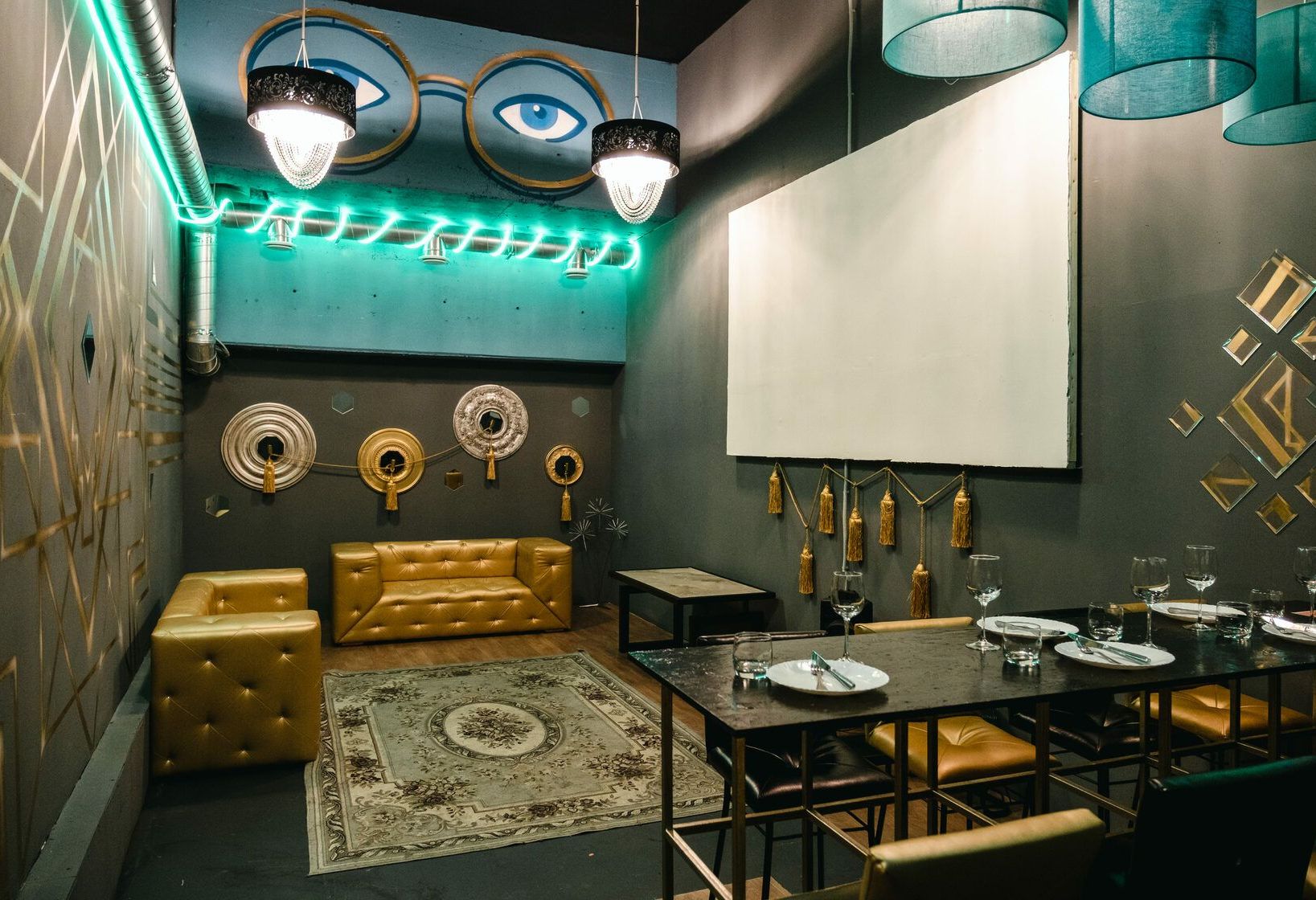 Музыкальная система и проектор в арт-деко лофте