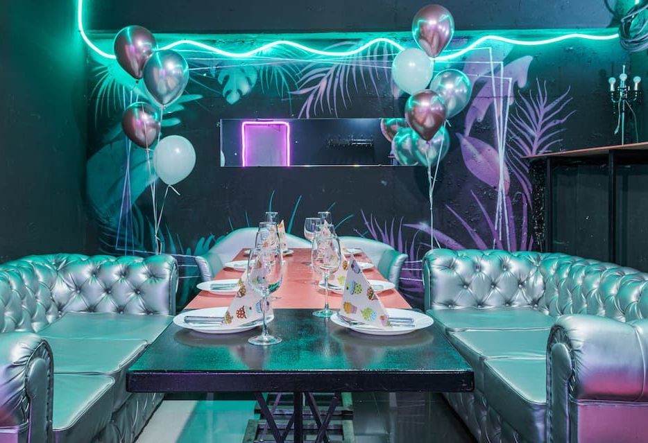 Освещенная площадка для вечеринок