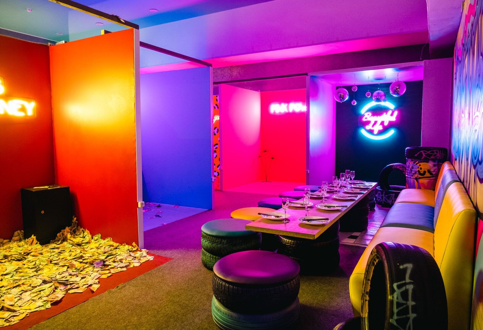 Яркий лофт Контент База - интерьер