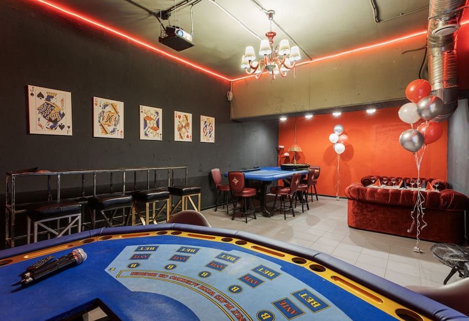 Барная стойка и зона для развлечений