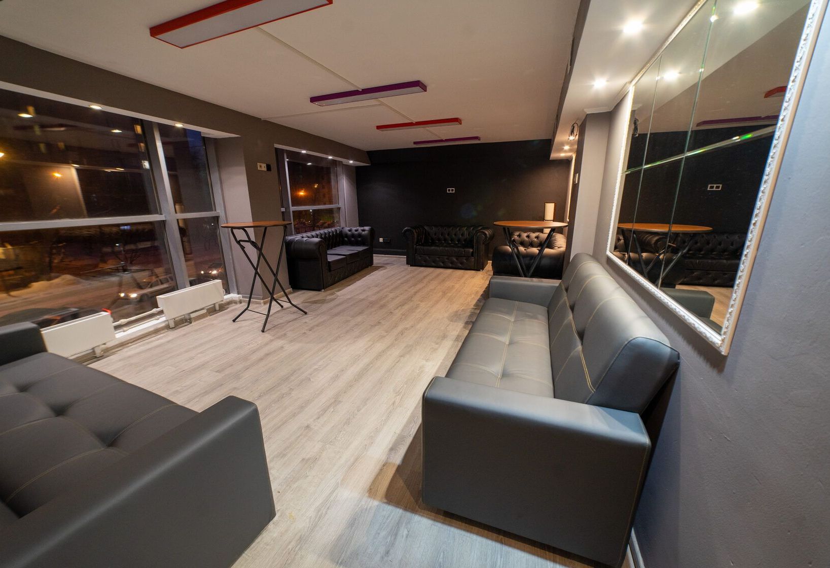 Интерьер лофта на Бауманской с мягкой мебелью