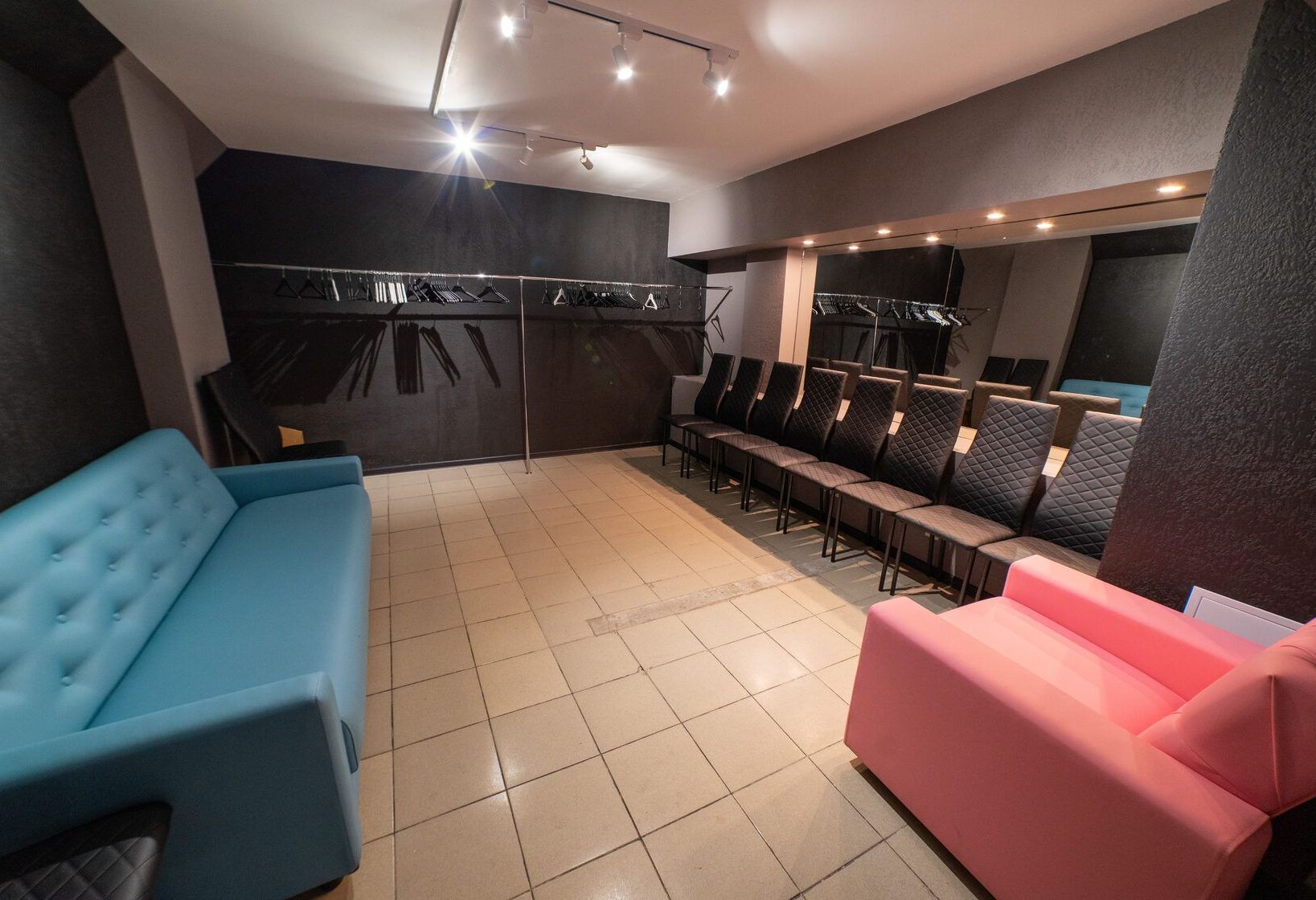 Музыкальная система и проектор в лофте