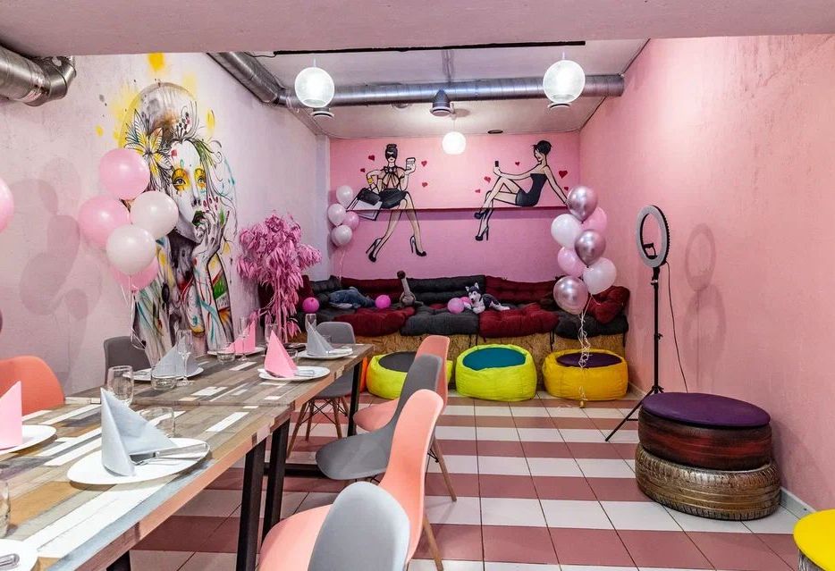 Светлая комната для праздника с мягкой мебелью